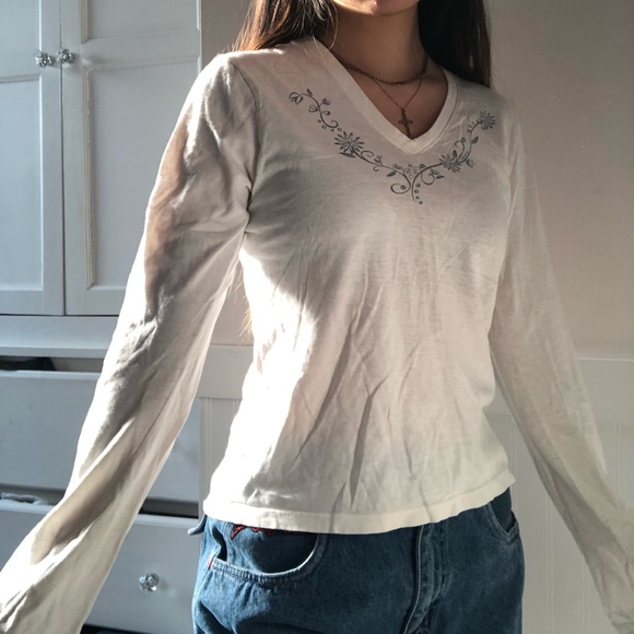 old navy y2k white floral vneck long sleeve tee - Picture 3 of 4